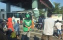 Xe khách đâm nát trạm thu phí BOT trên cao tốc TP HCM - Trung Lương