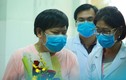 Được bác sĩ BV Chợ Rẫy chữa khỏi virus corona, bệnh nhân Trung Quốc cúi người cảm ơn