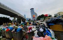 Rác lại ngập đường phố Hà Nội vì dân chặn bãi rác Nam Sơn