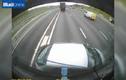 Clip: Xe tải ủi ô tô đi 100m trên cao tốc