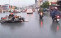 Clip: 2 xe máy đâm nhau trực diện trong mưa