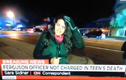 Phóng viên CNN bị ném đá vào đầu khi làm PS trực tiếp