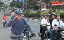 Đại sứ Mỹ Osius đạp xe dạo phố TP HCM