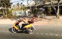 Thanh niên lái xe máy bằng chân trên quốc lộ 1