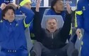 HLV Mourinho cười mỉa mai khi trọng tài không thổi phạt đền