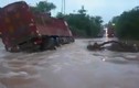 Kinh hoàng cảnh xe tải bị nước lũ cuốn trôi