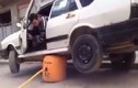 Độc chiêu kích lốp ô tô bằng khí thải ống xả