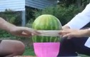 Video: Bổ dưa hấu bằng dây chun gây sốc