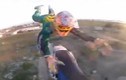 Kinh hoàng cảnh vận động viên mô tô bay rơi tự do