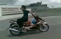 Trai trẻ chơi ngông ngồi ngược lái xe máy