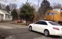 Video: Tàu hỏa cắt ô tô Toyota Camry làm đôi