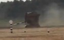 Khoảnh khắc xe tăng T-72 lật nghiêng khi ôm cua