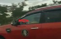 Xôn xao video bé gái lái ôtô trên đại lộ Thăng Long