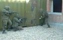 Phì cười xem lính đặc nhiệm Rumani dùng búa phá cửa