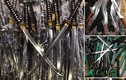 Thu giữ lô hàng có hàng trăm đao, kiếm và công cụ hỗ trợ ở Hà Nội