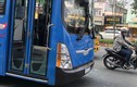 Vác hung khí đập vỡ kính xe buýt Sài Gòn: Hung thủ là ai?