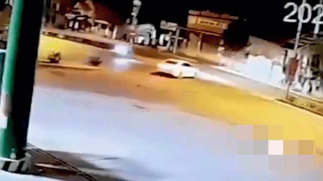Video: Văng lên không trung sau cú tông kinh hoàng, 2 thiếu niên tử vong