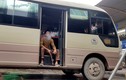 Dịch Covid-19: Tài xế xe khách ngồi hút thuốc lào, vắt chân nằm ngủ vì bến xe không có khách