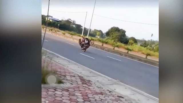 Video: Rùng mình kết bẽ bàng dành cho thanh niên ham hố bốc đầu xe máy