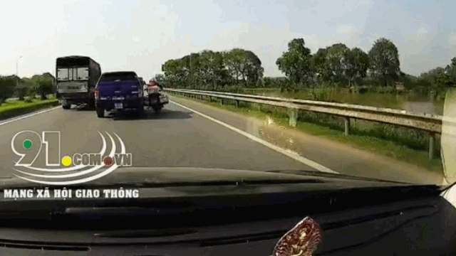 Video: Va trúng xe bán tải vượt ẩu, xe máy mất lái tông thẳng vào lan can