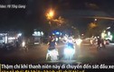 Video: Thanh niên liên tục nháy đèn led ‘độ’, khiêu khích xe ngược chiều