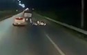 Video: Xe tải phóng nhanh tạt đầu xe máy ngã văng ra đường rồi bỏ trốn