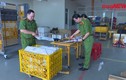Video: 53 gói bưu phẩm bị CA An Giang thu giữ chứa hung khí gì?