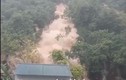 Video: Kinh hoàng cảnh đồi sạt, lũ cuồn cuộn đổ về Hà Giang