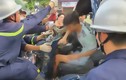 Cưa ca bin cứu lái xe mắc kẹt sau tai nạn giao thông ở Hà Nội