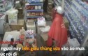 Video: Người phụ nữ lấy trộm thùng sữa rồi giấu vào áo mưa