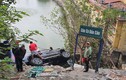 Hà Nội: Xe 7 chỗ bất ngờ lao xuống hồ, 4 người thoát chết