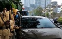 Video: CSGT Hà Nội dán thông báo lên ô tô vi phạm dừng đỗ thế nào?