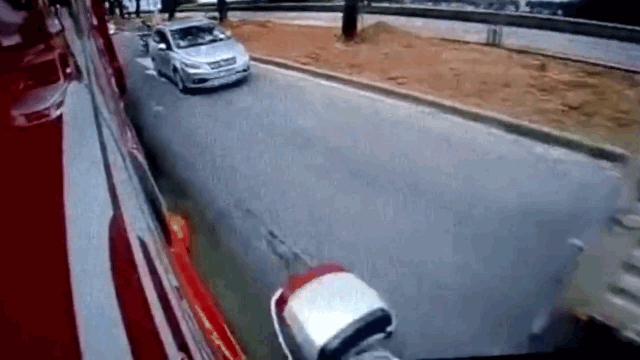 Video: Cố tình vượt ẩu, người phụ nữ suýt bỏ mạng vì kẹp giữa 2 xe tải
