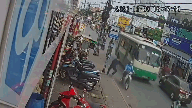 Video: Khoảnh khắc nam thanh niên cố tình lao vào gầm xe buýt ở TP.HCM