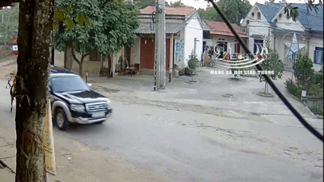 Video: Xe máy đấu đầu kinh hoàng, 4 người văng xuống đường