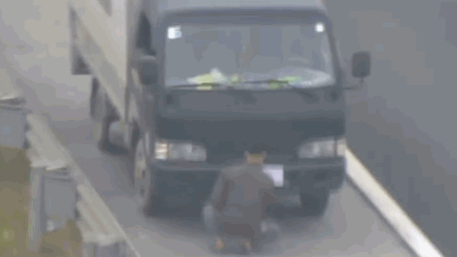 Video: Đi lùi trên cao tốc, tài xế dùng giấy che biển vẫn bị "tóm gọn"