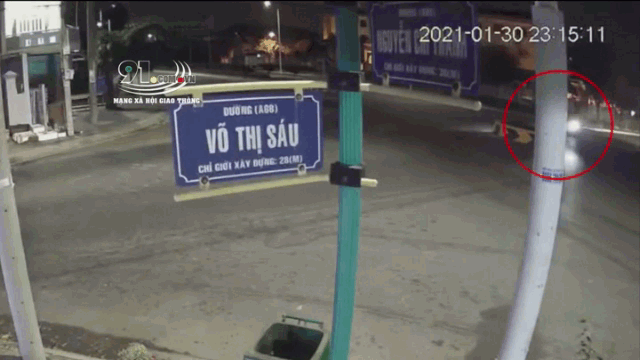 Video: Thanh niên văng xa 30m sau khi tông vào trụ bê tông