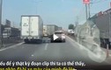 Video: Đâm vào đuôi ô tô, người đàn ông bỗng 'bốc hơi' trên đường