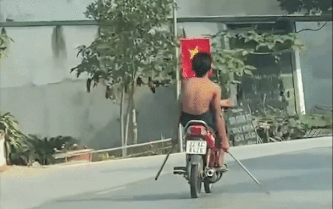 Video: Kinh hãi cảnh thiếu niên 15 tuổi cầm dao phóng lợn, lái xe máy bằng chân