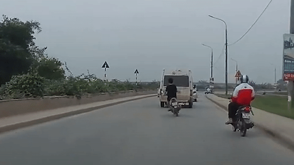 Video: Xe máy vượt ẩu bị ôtô chạy ngược chiều tông trúng