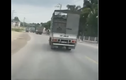 Video: Xe tải lạng lách, đánh võng không nhường đường xe cứu thương