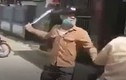 Video: Thanh niên ở Hà Tĩnh không đội mũ bảo hiểm còn rút dao, kiếm chống trả CSGT