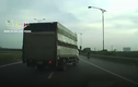 Video: Cầm tuýp sắt chặn đầu ô tô đe dọa tài xế