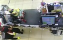 Video: Nữ nhân viên cửa hàng bị thanh niên kề dao cướp táo tợn 