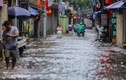 Nước tràn vào nhà, 'phố biến thành sông' sau mưa lớn ở Hà Nội