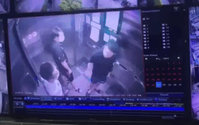 Xử phạt người đàn ông khạc nhổ trong thang máy chung cư