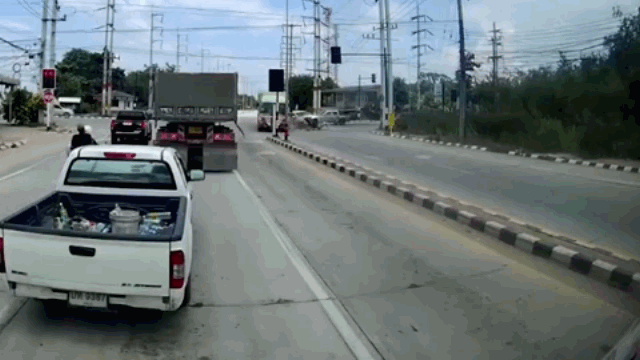 Video: Kinh hoàng cảnh xe tải mất phanh, cày nát dải phân cách