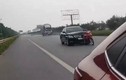 Kinh hoàng tài xế Toyota Camry đâm xe máy dính vào đầu xe rồi bỏ chạy