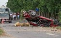 Xe con bị “vò nát” sau va chạm với xe tải khiến 3 người tử vong