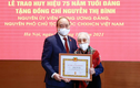 Chủ tịch nước trao Huy hiệu 75 năm tuổi Đảng cho bà Nguyễn Thị Bình